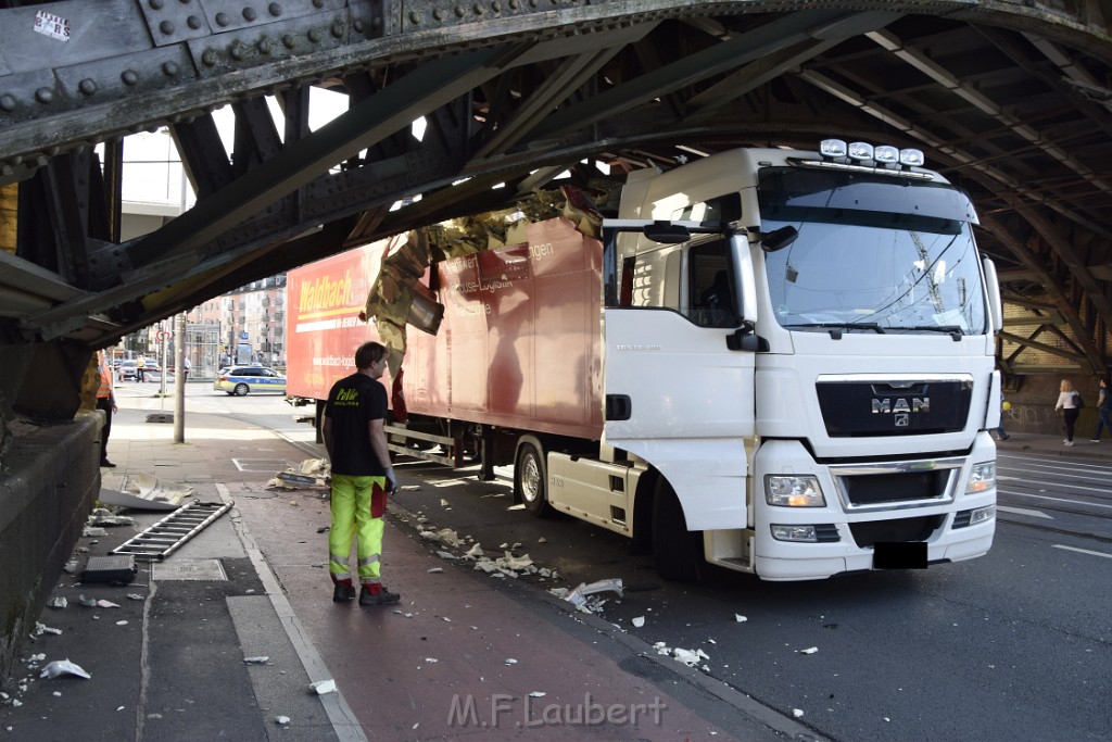 LKW blieb unter Bruecke haengen Koeln Deutz Opladenerstr Deutz Muelheimerstr P099.JPG - Miklos Laubert